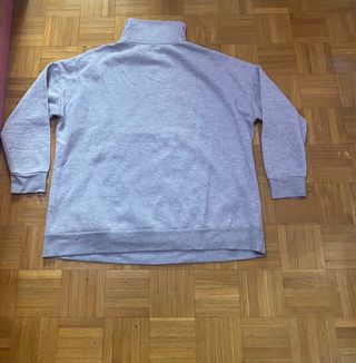 Sudadera rosa con texto en mangas 10€ cada  una