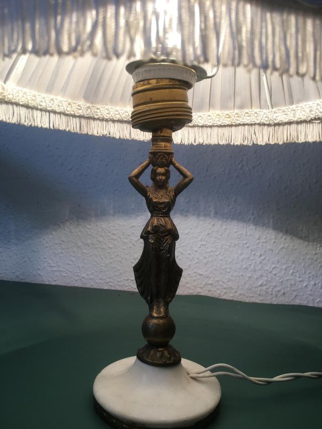 Lámpara de mesa antigua dorada y mármol