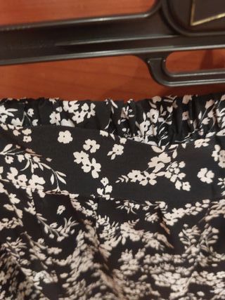 Falda midi negra con estampado floral blanco