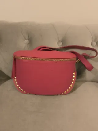 Bolso bandolera piel tachuelas doradas