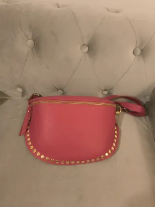Bolso bandolera piel tachuelas doradas