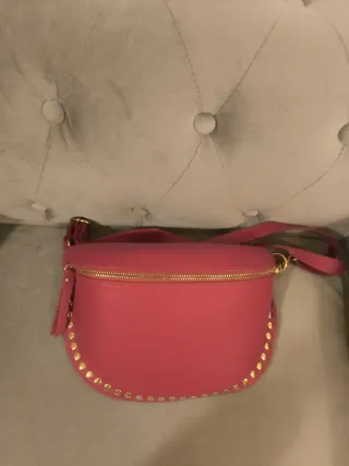 Bolso bandolera piel tachuelas doradas