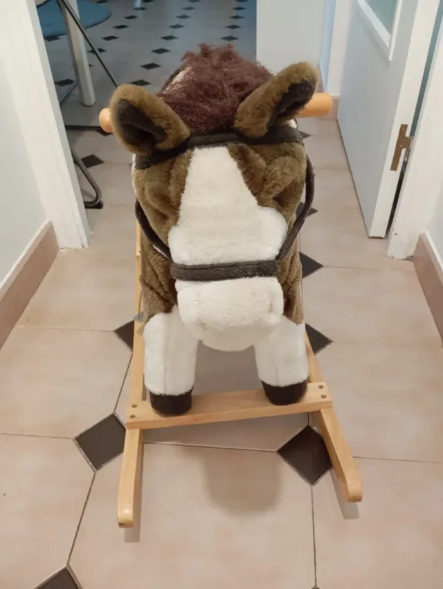 Caballo balancín de peluche