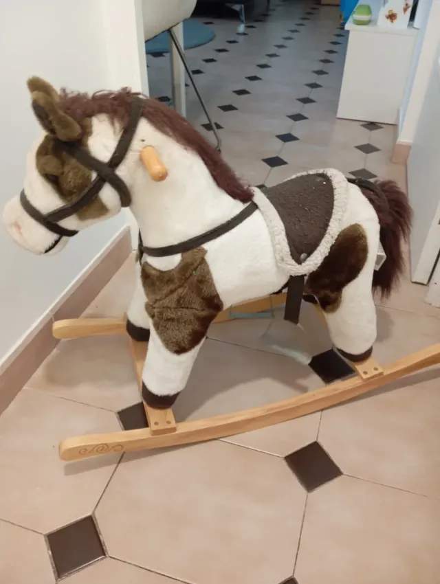 Caballo balancín de peluche