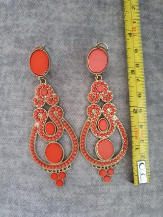 Pendientes largos dorados con detalles naranjas