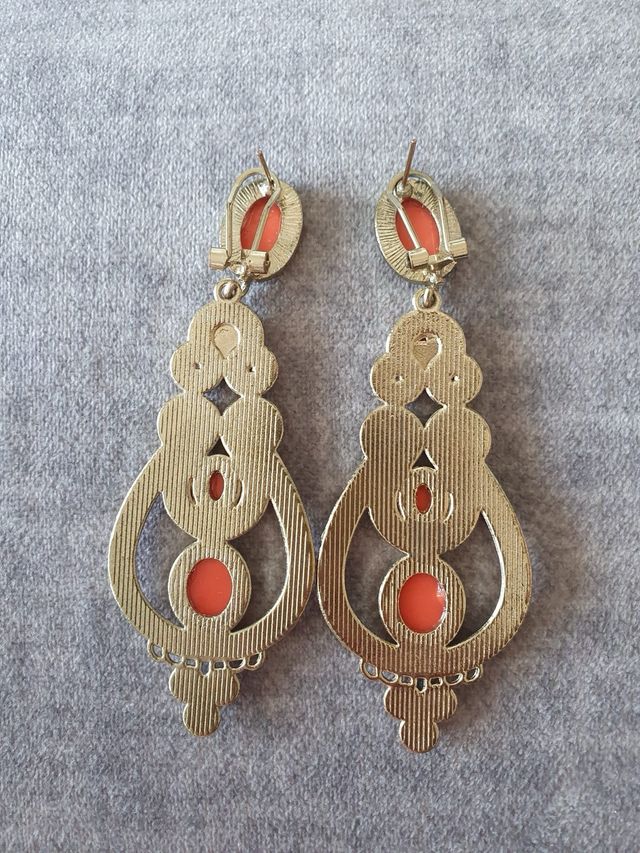 Pendientes largos dorados con detalles naranjas