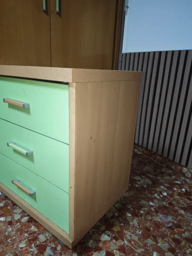 Mesita de noche con 3 cajones