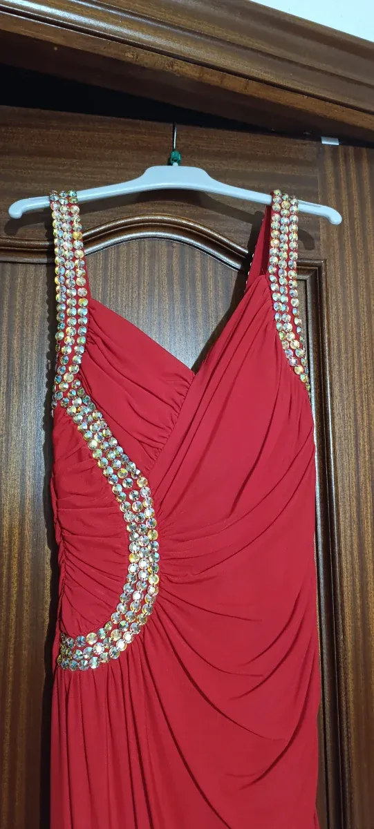 Vestido rojo largo con pedrería