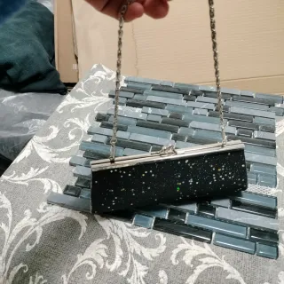Bolso de fiesta negro con cadena plateada
