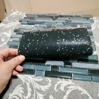 Bolso de fiesta negro con cadena plateada
