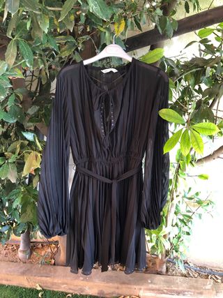 Vestido negro plisado con cinturón