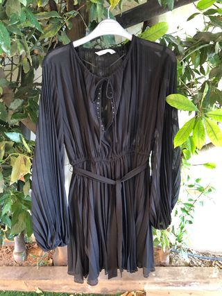 Vestido negro plisado con cinturón
