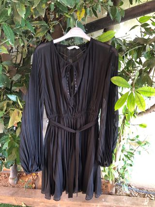 Vestido negro plisado con cinturón