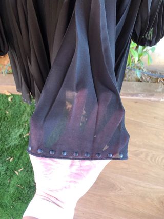 Vestido negro plisado con cinturón