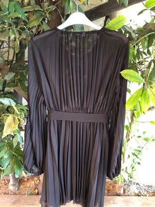 Vestido negro plisado con cinturón
