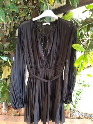 Vestido negro plisado con cinturón