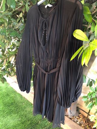 Vestido negro plisado con cinturón