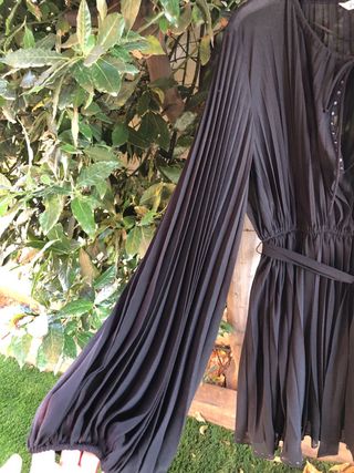 Vestido negro plisado con cinturón