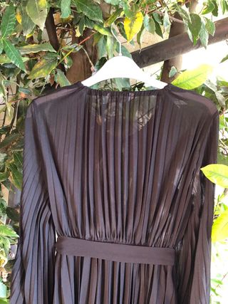 Vestido negro plisado con cinturón