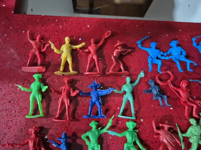 Figuras indios y vaqueros de plástico años 80