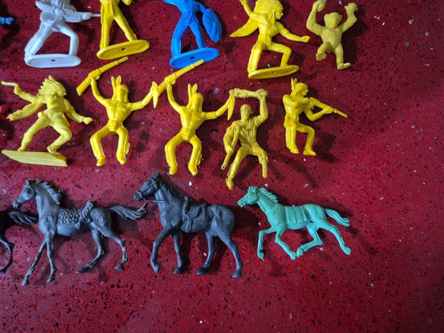 Figuras indios y vaqueros de plástico años 80