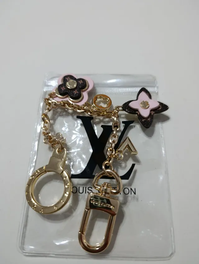 Llavero LV con charms florales y mosquetón