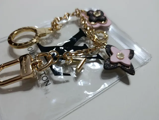 Llavero LV con charms florales y mosquetón