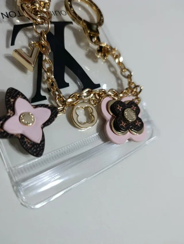 Llavero LV con charms florales y mosquetón