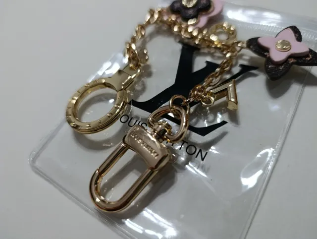 Llavero LV con charms florales y mosquetón