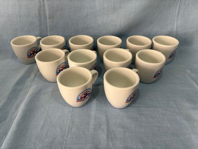 Se regalan 12 tazas de café con leche