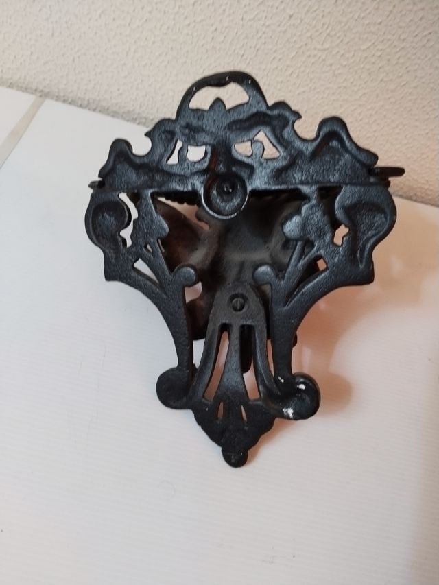 Ménsula de hierro forjado con cara