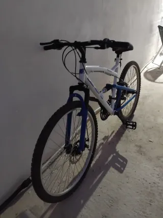 Bicicleta blanca y azul
