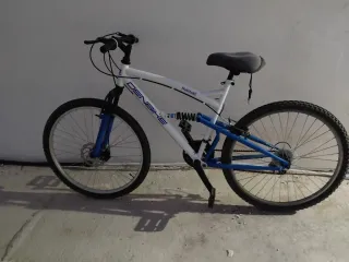 Bicicleta blanca y azul