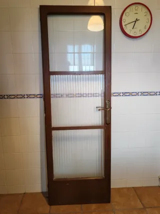 Puerta de madera con cristales