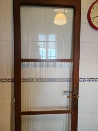 Puerta de madera con cristales