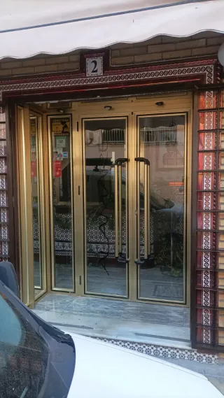 Puerta aluminio dorado negocio