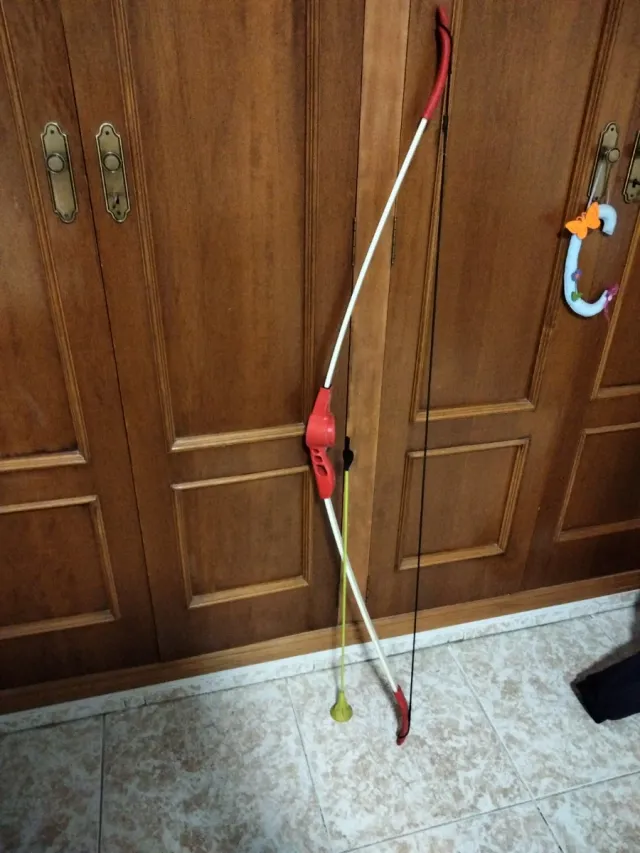 Arco de juguete rojo y blanco