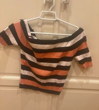 Camiseta de rayas negra y naranja