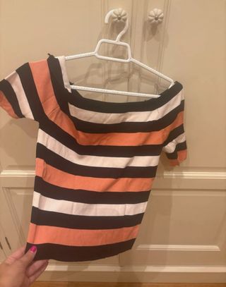 Camiseta de rayas negra y naranja