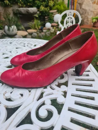 Zapatos de salón rojos tacón