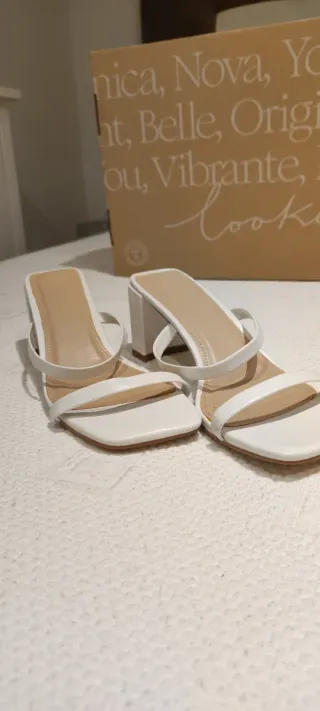 Sandalias tacón tiras blancas polipiel