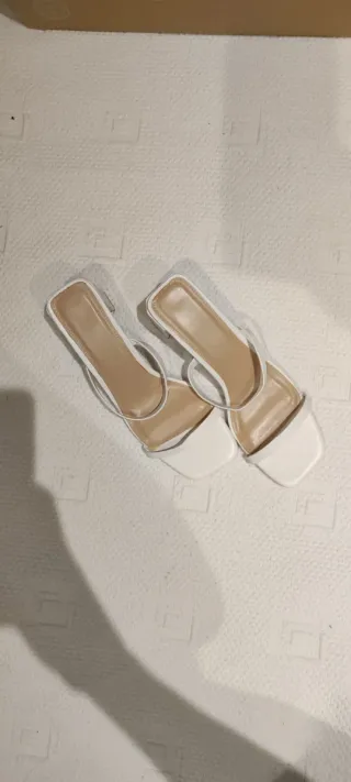 Sandalias tacón tiras blancas polipiel