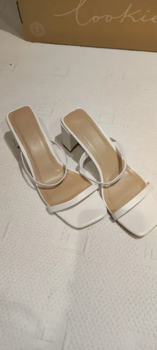 Sandalias tacón tiras blancas polipiel