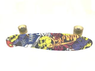 monopatin sin marca calaveras