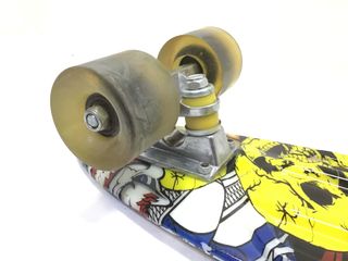 monopatin sin marca calaveras