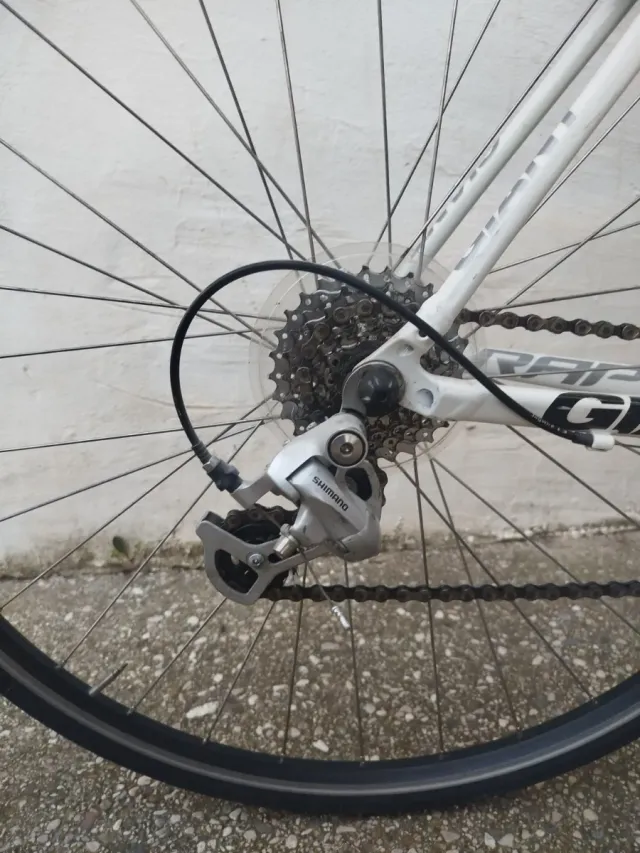 • Bicicleta carretera Giant  •