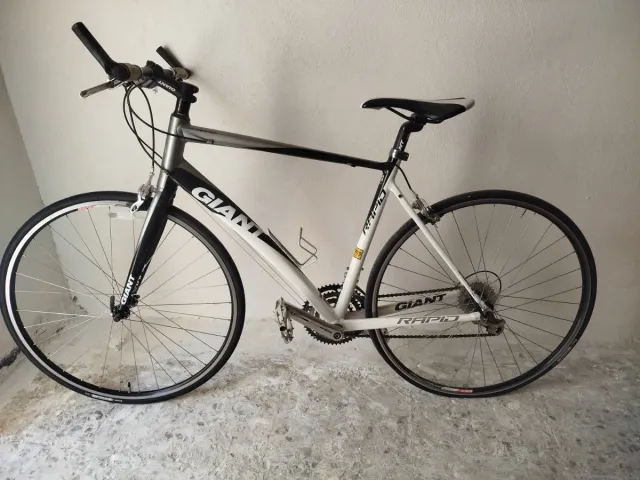 • Bicicleta carretera Giant  •