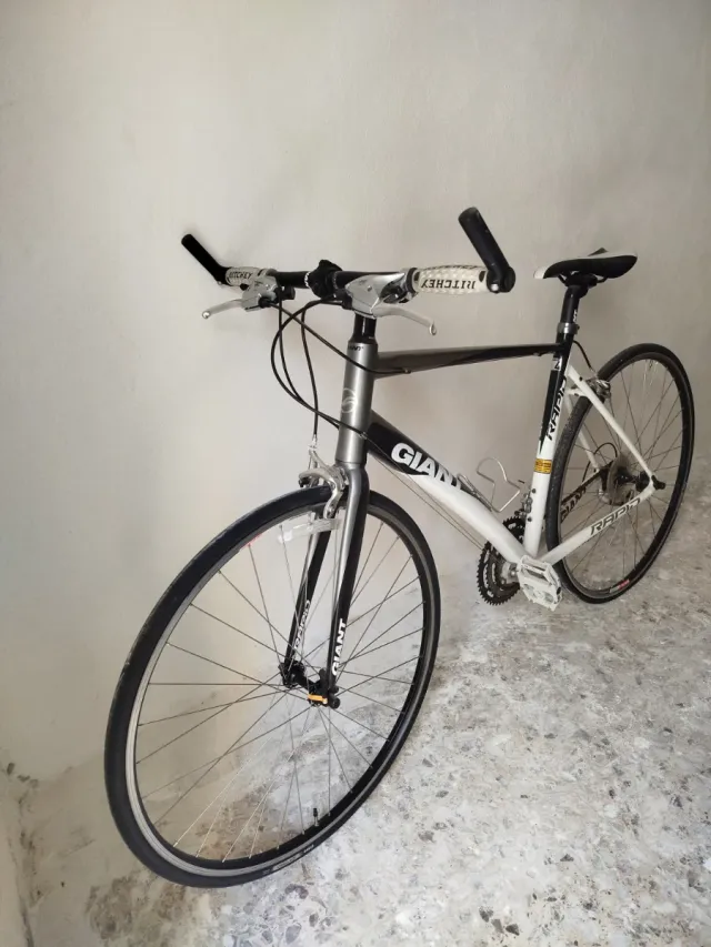 • Bicicleta carretera Giant  •