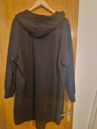 Sudadera Negra con capucha y bolsillos. Talla 3XL 
