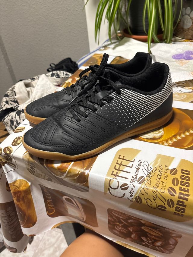 Zapatillas de fútbol negras y marrones